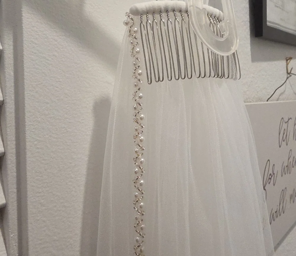 Elegant White Bridal Veil with Pearl Accents - Picture 1 of 4